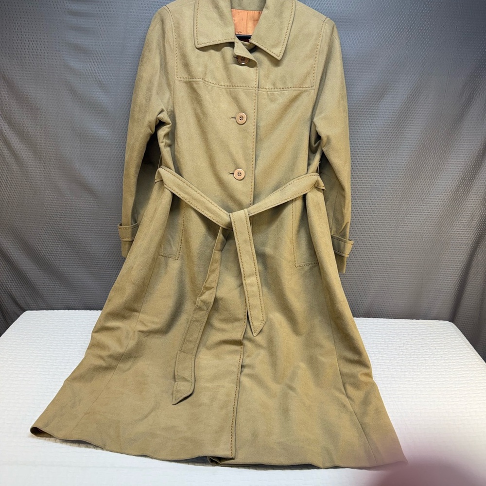 Elegant Tan Trench Coat for Women Vintage Size is 4/6 but says a Size is a 10